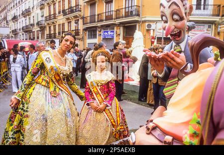 Falleras posiert in Falla Jerusalem, Fallas Festival, Valencia, Spanien Stockfoto