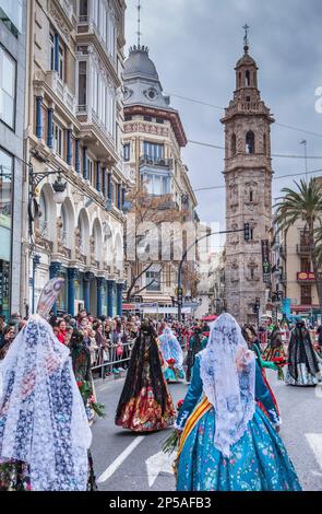 Blume mit Parade, Menschen mit Floral Hommagen an "Virgen de Los Desamparados´, Fallas Festival, San San Pau Straße, Valencia Stockfoto