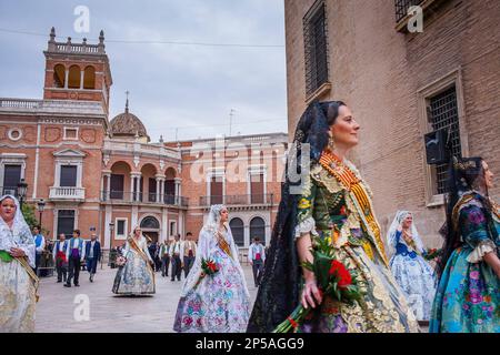 Blumenparade, Leute mit Blumengedanken an 'Virgen de los desamparados', Fallas Festival, Plaza Decimo Junio Bruto, Valencia Stockfoto