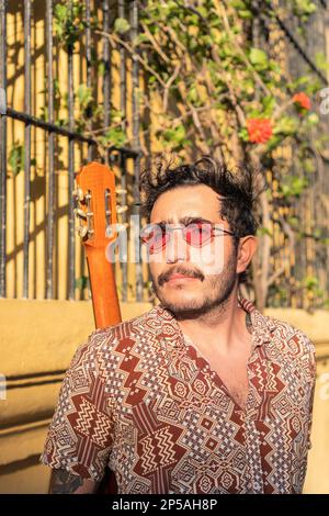 Straßenmusiker mit Gitarre auf dem Rücken Stockfoto