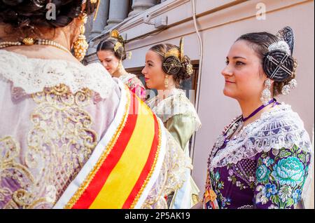 Frauen in Fallera Kostümen, in das Dach des Rathauses, Fallas Festival, Valencia Stockfoto