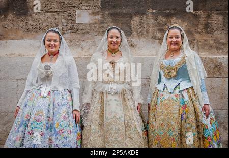 Frauen in Fallera-Kostümen während der Blumenparade, zu Ehren der 'Virgen de los desamparados', Fallas-Festival, Plaza de la Virgen Square, Valencia Stockfoto