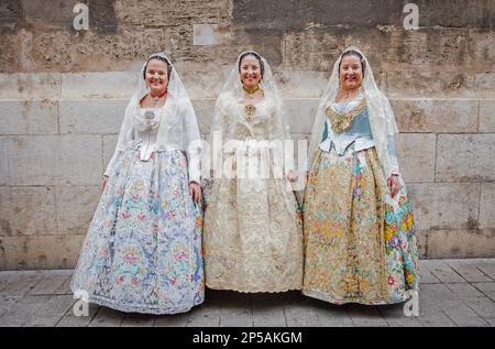 Frauen in Fallera-Kostümen während der Blumenparade, zu Ehren der 'Virgen de los desamparados', Fallas-Festival, Plaza de la Virgen Square, Valencia Stockfoto