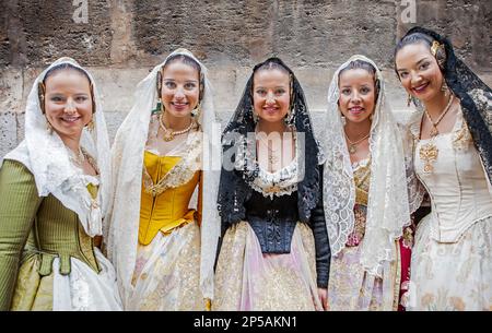 Frauen in Fallera-Kostümen während der Blumenparade, zu Ehren der 'Virgen de los desamparados', Fallas-Festival, Plaza de la Virgen Square, Valencia Stockfoto