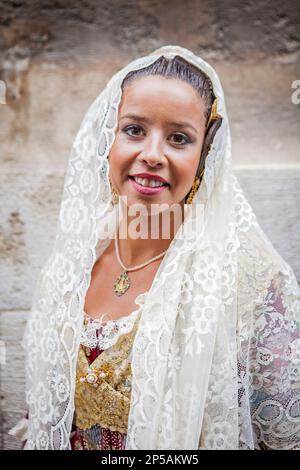 Frauen in Fallera-Kostümen während der Blumenparade, zu Ehren der 'Virgen de los desamparados', Fallas-Festival, Plaza de la Virgen Square, Valencia Stockfoto