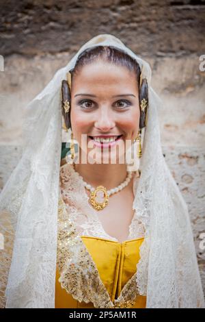 Frauen in Fallera-Kostümen während der Blumenparade, zu Ehren der 'Virgen de los desamparados', Fallas-Festival, Plaza de la Virgen Square, Valencia Stockfoto