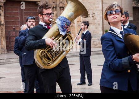 Blume, Angebot, Musik-Hommage an "Virgen de Los Desamparados´ Fallas Festival, San Vicente Mártir Street, Valencia, Spanien Stockfoto