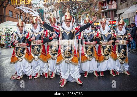 Moros y Cristianos parade während der Fallas Festival Plaza del Mercado, Valencia, Spanien Stockfoto