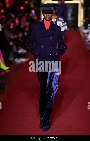 Paris, Frankreich. 06. März 2023. DUNDAS Herbst-Winter 2023-2024 Runway während der Paris Fashion Week am 2023. März - Paris; Frankreich 06/03/2023 Gutschein: dpa/Alamy Live News Stockfoto