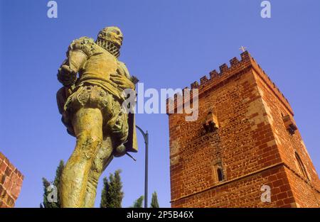 Miguel de Cervantes Saavedra Monument und Don Juan de Austria Festturm oder 'TorreÃ³n del PriorÂ',AlcÃ¡zar de San Juan, Provinz Ciudad Real, Kalifornien Stockfoto