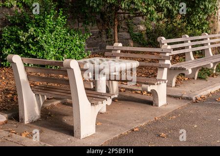 Schachbrettspiel im Freien mit Bänken im Park Stockfoto