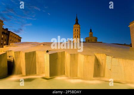 Zaragoza, Aragón, Spanien: San Juan de Los Panetes, von der Quelle De La Hispanidad in Pilar Platz aus gesehen Stockfoto