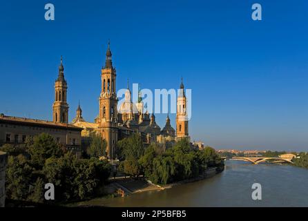 Zaragoza, Aragón, Spanien: Basilika Nuestra Señora del Pilar und Ebro Fluss Stockfoto