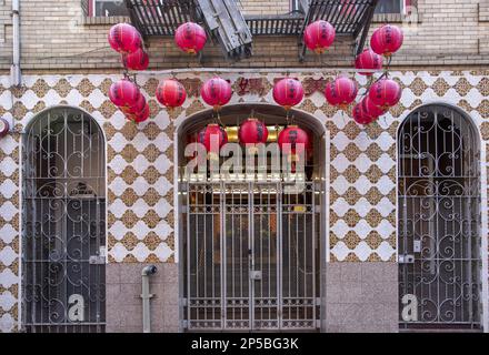 Chinatown in San Francisco, Kalifornien Die Vorderseite/Außenseite des MA Tsu Tempels in der Beckett Street. Stockfoto
