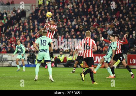 London, Großbritannien. 06. März 2023. Ethan Pinnock vom FC Brentford führt das Kreuz beim Spiel der Premier League zwischen Brentford und Fulham am 6. März 2023 im GTECH Community Stadium in London, England. Foto von Phil Hutchinson. Nur redaktionelle Verwendung, Lizenz für kommerzielle Verwendung erforderlich. Keine Verwendung bei Wetten, Spielen oder Veröffentlichungen von Clubs/Ligen/Spielern. Kredit: UK Sports Pics Ltd/Alamy Live News Stockfoto