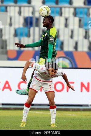 Kairo, Ägypten. 6. März 2023. Babacar Ndiaye (Senegal) wehrt sich mit Aziz Abid aus Tunesien während des Halbfinalspiels beim CAF (Konföderation des afrikanischen Fußballs) U-20 Africa Cup of Nations 2023 in Kairo, Ägypten, 6. März 2023. Guthaben: Fared Kotb/Xinhua/Alamy Live News Stockfoto