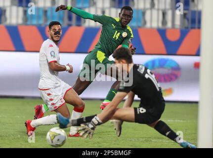 Kairo, Ägypten. 6. März 2023. Libasse Ngom (C) von Senegal schießt während des Halbfinalspiels zwischen Senegal und Tunesien auf dem 2023 CAF (Confederation of African Football) U-20 Africa Cup of Nations in Kairo, Ägypten, 6. März 2023. Guthaben: Fared Kotb/Xinhua/Alamy Live News Stockfoto