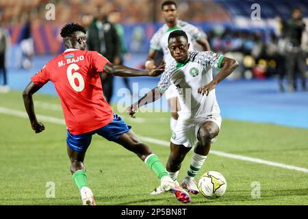 Kairo, Ägypten. 6. März 2023. Mahmudu Bajo (L) aus Gambia verteidigt Samson Lawal aus Nigeria während des Halbfinalspiels beim CAF (Confederation of African Football) U-20 Africa Cup of Nations 2023 in Kairo, Ägypten, 6. März 2023. Kredit: Mohamed Asad/Xinhua/Alamy Live News Stockfoto