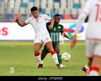 Kairo, Ägypten. 6. März 2023. Amidou Diop (R) von Senegal spielt mit Adam Garreb von Tunesien während des Halbfinalspiels beim 2023 CAF (Confederation of African Football) U-20 Africa Cup of Nations in Kairo, Ägypten, 6. März 2023. Guthaben: Fared Kotb/Xinhua/Alamy Live News Stockfoto