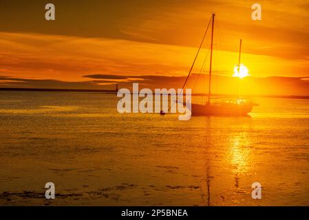 Sonnenaufgang an der Mündung des Flusses Tweed mit Blick auf Berwick Pier und Leuchtturm, Berwick Upon Tweed, Northumberland Stockfoto