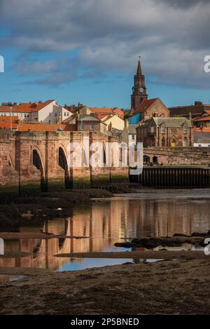 Die alte Brücke, die den Fluss Tweed seit vier Jahrhunderten überspannt, Berwick upon Tweed, die nördlichste Stadt Englands. Stockfoto