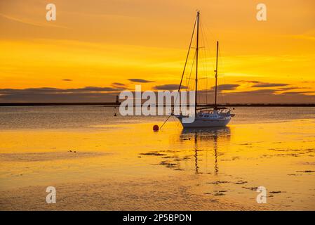 Sonnenaufgang an der Mündung des Flusses Tweed mit Blick auf Berwick Pier und Leuchtturm, Berwick Upon Tweed, Northumberland Stockfoto