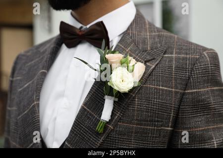 Pflegen Sie in elegantem Anzug mit wunderschöner Blende im Freien, Nahaufnahme. Ich bereite mich auf die Hochzeit vor Stockfoto