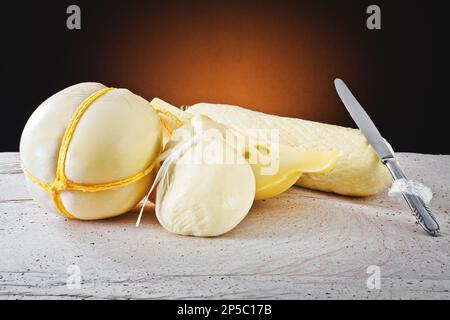 Verschiedene italienische Käsesorten: Scamorza, Provolone und Caciocavallo mit Kuhmilch. Stockfoto