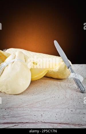 Verschiedene italienische Käsesorten: Scamorza, Provolone und Caciocavallo mit Kuhmilch. Stockfoto