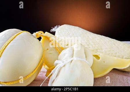 Verschiedene italienische Käsesorten: Scamorza, Provolone und Caciocavallo mit Kuhmilch. Stockfoto