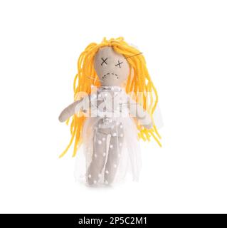 Eine Frau stach Voodoo-Puppe mit Nadel auf weißem Hintergrund ein, Nahaufnahme. Fluch-Zeremonie Stockfoto