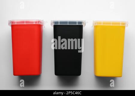 Kanülenabwurfbehälter für gebrauchte Spritzen auf weißem Hintergrund, Draufsicht Stockfoto