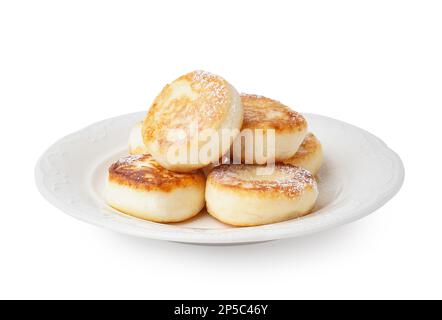 Teller mit leckeren Hüttenkäse-Pfannkuchen isoliert auf weißem Hintergrund Stockfoto