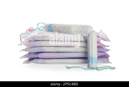 Menstruationseinlagen und Tampons auf weißem Hintergrund. Gynäkologische Betreuung Stockfoto