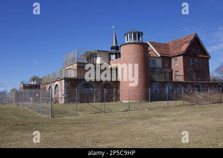 Eine ehemalige medizinische Einrichtung zur Behandlung von Tuberkulose, entworfen vom Architekten Cass Gilbert. Jetzt ist es der Seaside State Park in Waterford, Connecticut, USA. Stockfoto