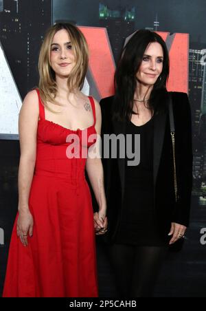 New York, New York, USA. 06. März 2023. Coco Arquette und Courteney Cox auf der Weltpremiere von Paramount's „Scream VI“ im AMC Lincoln Square Theater am 06. März 2023 in New York City. Kredit: Rw/Media Punch/Alamy Live News Stockfoto