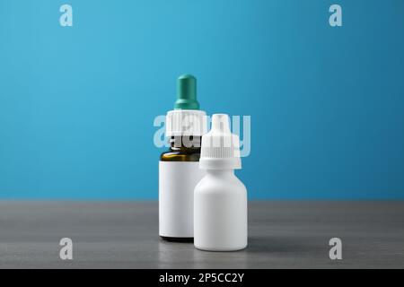 Flaschen Nasensprays auf grauem Holztisch Stockfoto