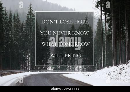 Verlieren Sie nicht die Hoffnung, dass Sie nie wissen, was morgen bringt. Inspirierendes Zitat über Geduld, Selbstvertrauen und den nächsten Tag. Text gegen Moun Stockfoto