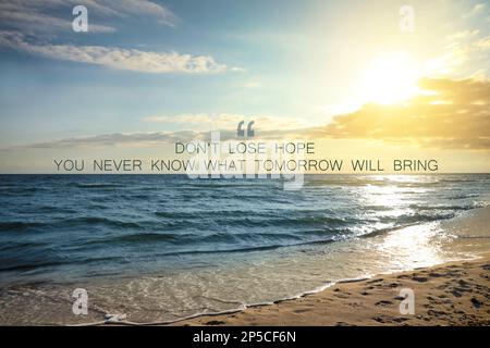 Verlieren Sie nicht die Hoffnung, dass Sie nie wissen, was morgen bringt. Inspirierendes Zitat über Geduld, Selbstvertrauen und den nächsten Tag. Text gegen Beau Stockfoto