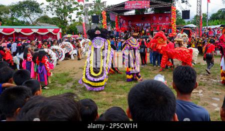 Die Aufregenden Kunstvorführungen „Lumping Horse And Lion Dance“ In Der Stadt Muntok Während Des Tages Stockfoto