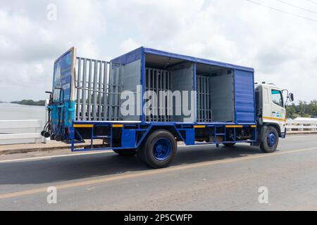 BANGKOK, THAILAND, FEBRUAR 07 2023, Ein Lkw mit einem leeren Platz für die Lieferung von Getränken fährt die Straße hinunter Stockfoto