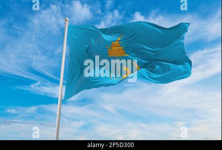 Offizielle Flagge des königlichen Prinzen Dipangkorn Rasmijoti Thailand bei bewölktem Himmel bei Sonnenuntergang, Panoramablick. Thailändisches Reise- und Patriotskonzept. Verstanden Stockfoto