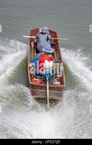 Fischer segeln auf einem Boot mit Fischernetzen, Thailand Stockfoto