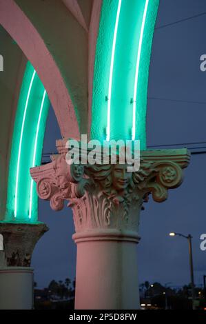 Säule mit Neonlicht in Venedig, Kalifornien Stockfoto
