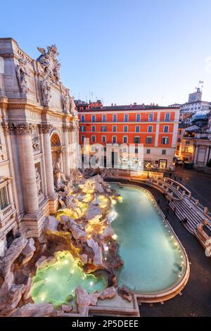 Rom, Italien mit Blick auf den Trevi-Brunnen in der Dämmerung. Stockfoto