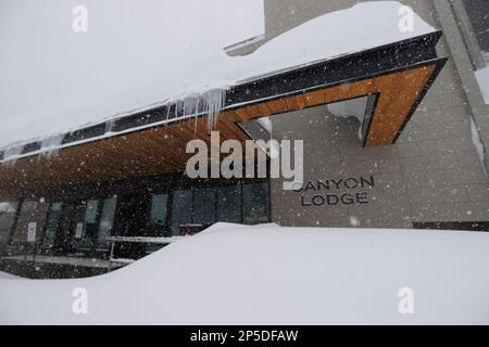 Auf dem Dach der Canyon Lodge sammelt sich während eines Schneesturms im Skigebiet Mammoth Mountain in den Bergen der östlichen Sierra Nevada tiefer Schnee. Stockfoto