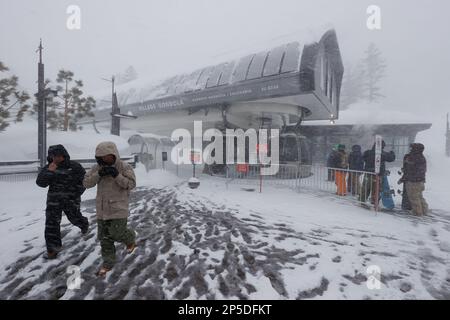 Mammoth Lakes, Kalifornien. 27. Februar 2023. Besucher des Skigebiets Mammoth Mountain verlassen die Villag Gondola während eines Schneesturms in Mammoth Lakes, ca. Stockfoto