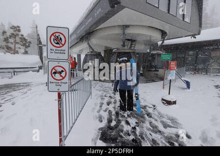 Ein Skifahrer mit blauem Pelzmantel wartet auf die Village Gondola im Skigebiet Mammoth Mountain. Stockfoto