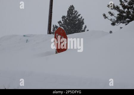 Mammoth Lakes, Kalifornien. 27. Februar 2023. Ein Schneesturm im Winter fällt 3 bis 4 Meter Schnee auf Mammoth Lakes, Kalifornien. Stockfoto