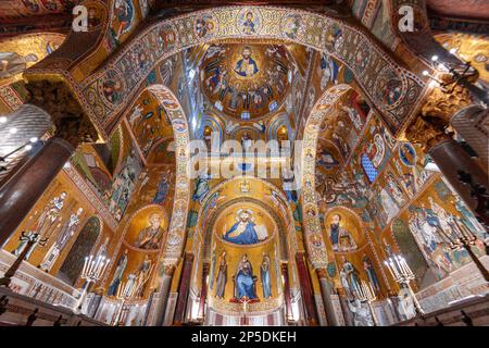 PALERMO, ITALIEN - 9. NOVEMBER 2022: Die Mosaiken von Cappella Palatina. Die Kapelle stammt aus dem 12. Jahrhundert. Stockfoto